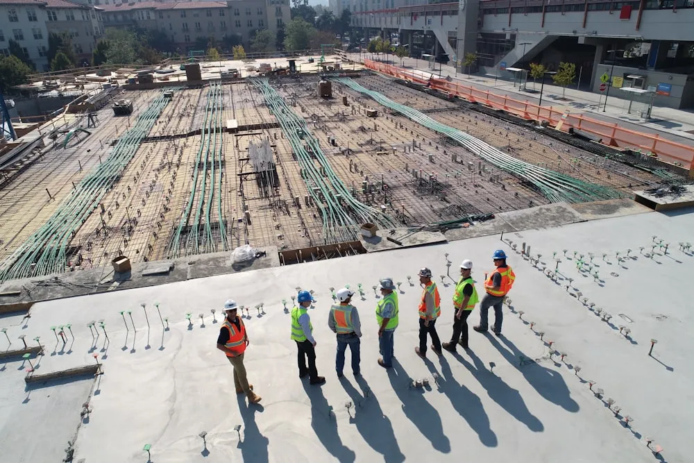 Équipe sur un chantier de construction
